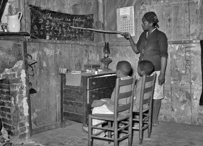 Người mẹ dạy con học bài tại nhà ở Transylvania, Louisiana, Mỹ, vào năm 1937.