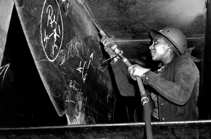 Cô Eastine Cowner, một cựu bồi bàn, đang làm công việc của một thợ đóng tàu năm 1943.