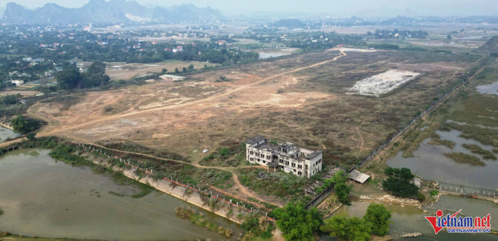 Năm 2007, dự án xây dựng nhà máy xi măng Phú Sơn, tại xã Phú Sơn (Ninh Bình) trên diện tích đất khoảng 40ha được triển khai. Tổng mức đầu tư dự án khoảng 5.000 tỷ đồng, dự kiến đi vào hoạt động năm 2011 với công suất khoảng 11 triệu tấn/năm. Dự án do Công ty Cổ phần xi măng Phú Sơn (Công ty) đăng ký trụ sở tại xã Phú Sơn (Ninh Bình) do ông Nguyễn Hữu Lợi, người gốc Việt mang quốc tịch Tiệp Khắc (nay là Cộng hòa Séc) làm Chủ tịch HĐQT.