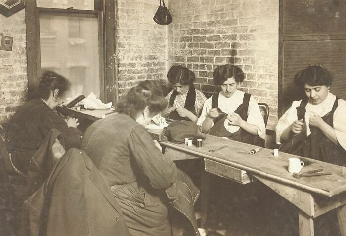Bên trong xưởng may của ông Goldstein ở số 30 phố Suffolk, New York, năm 1908.