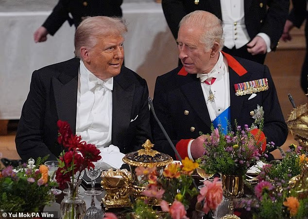 Tối 17/9, Tổng thống Mỹ Donald Trump và Đệ nhất phu nhân Melania được Hoàng gia Anh chiêu đãi bằng quốc yến xa hoa tại Đại sảnh St. George trong Lâu đài Windsor. "Đây thực sự là một trong những vinh dự lớn nhất trong cuộc đời tôi", ông Trump phát biểu tại buổi quốc yến, đồng thời ca ngợi Nhà Vua cũng như Vương quốc Anh. Ảnh: PA.