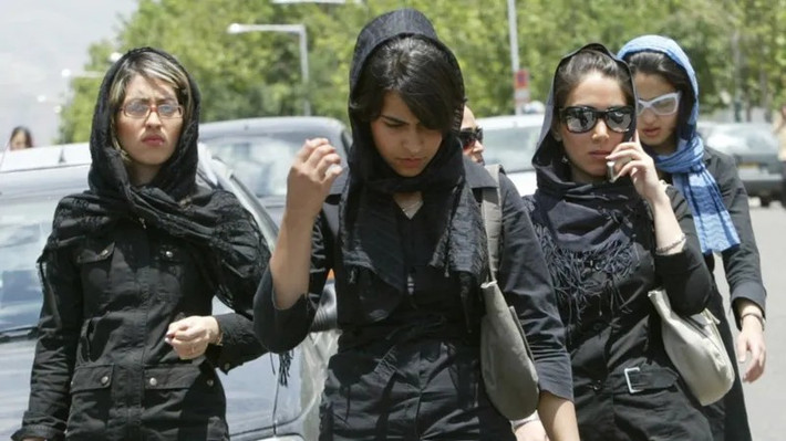 Những người phụ nữ đi bộ trên đường phố ở Tehran năm 2005.
