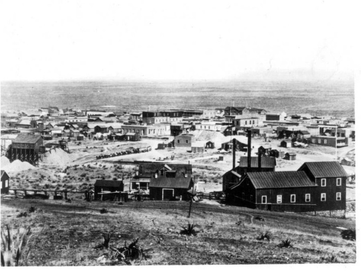 Tombstone từng là một thị trấn khai thác bạc thịnh vượng ở Arizona. Ảnh chụp Tombstone năm 1881.