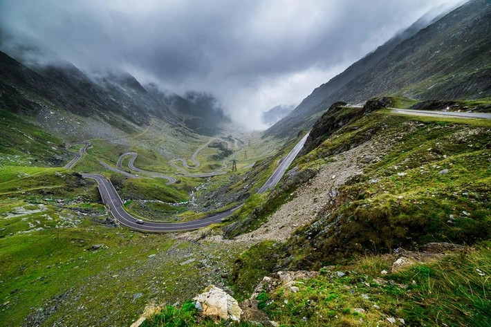 Đường cao tốc Transfagarasan uốn lượn ở Transylvania.