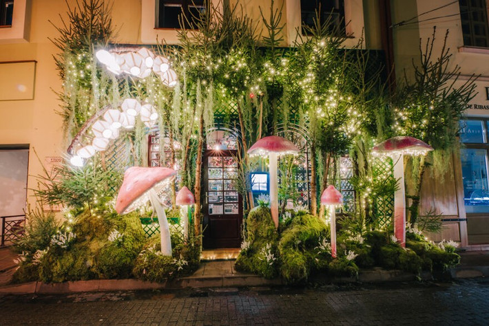 Theo Bored Panda, Vilnius là một trong những điểm đến Giáng sinh đẹp nhất ở Châu Âu. Trong ảnh là quán cà phê Augustas & Barbora được trang hoàng lung linh. (Nguồn ảnh: BP)