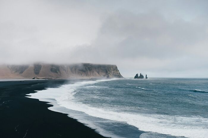Bãi biển cát đen ở Iceland.