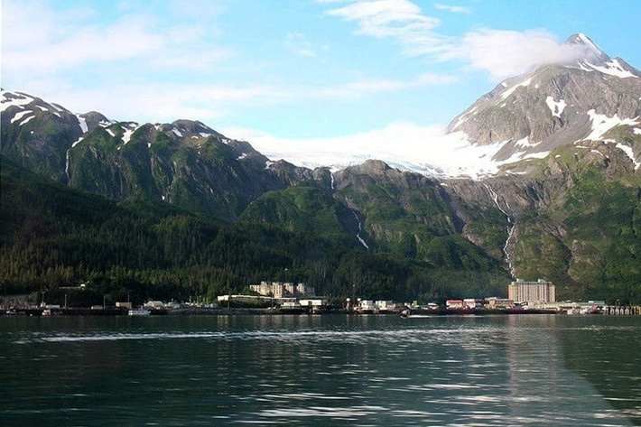 Theo ATI, thị trấn Whittier (ở Alaska) được Mỹ thành lập lần đầu tiên trong Thế chiến II để hỗ trợ quân đội nước này trong cuộc chiến cũng như làm tuyến đường tiếp tế cho Đường sắt Alaska. Whittier được xây dựng để ứng phó với thời tiết của khu vực cũng như khả năng bị kẻ thù tấn công. Ảnh: Wikimedia Commons.