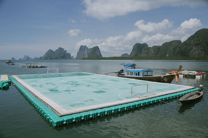 Tại ngôi làng nổi độc đáo Ko Panyee có một sân bóng đá nổi được các thanh thiếu niên địa phương xây dựng từ những mảnh gỗ và một số vật liệu khác...Ảnh: Shutterstock.