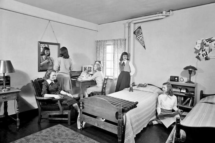 Bên trong phòng ký túc xá của nữ sinh viên tại Đại học Indiana năm 1948.