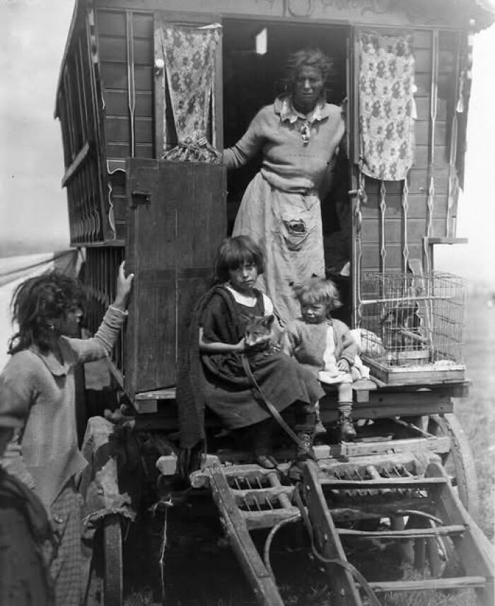 Bức ảnh chụp các thành viên trong một gia đình ở Romani năm 1926.