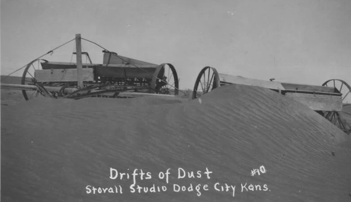 Bụi phủ kín một trang trại ở bang Kansas.