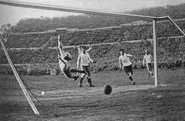 Giải vô địch bóng đá thế giới (World Cup) đầu tiên được tổ chức tại Montevideo, Uruguay, vào năm 1930. Đội tuyển quốc gia Uruguay đã giành cúp vô địch năm đó. Ảnh: Wikipedia.