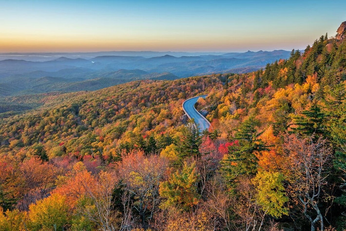 Theo trang Buzznfun.com, Blue Ridge Parkway là một tuyến đường cảnh quan tuyệt đẹp ở Mỹ, dài 755 km và được trải nhựa hoàn toàn. Cung đường này đặc biệt nổi tiếng với cảnh quan thiên nhiên ngoạn mục, đặc biệt là vào mùa thu khi lá cây chuyển màu. Ảnh: Peakvisor.