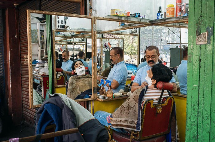Bên trong một hiệu cắt tóc.