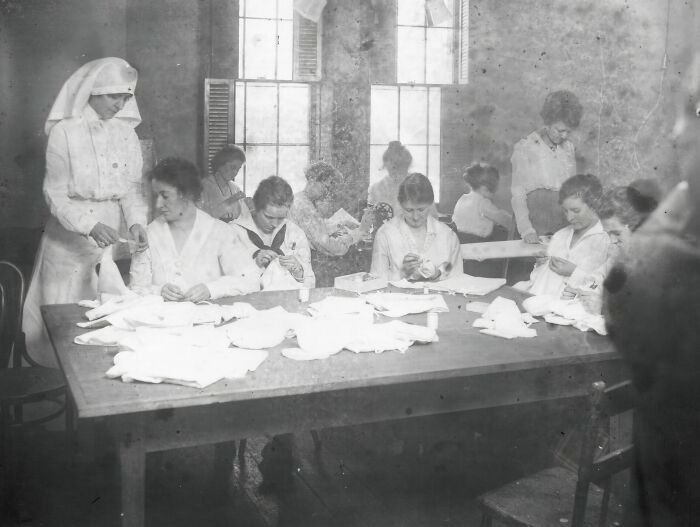 Bên trong một lớp học may năm 1918.