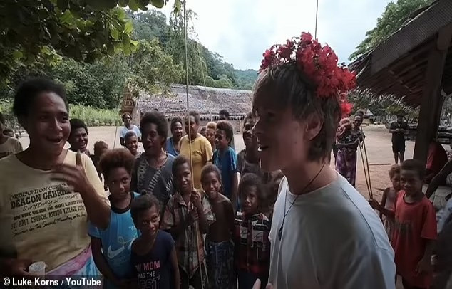 Luke đã đi nhiều chuyến bay, sau cùng đi thuyền cùng một người đàn ông địa phương để đến đảo. Anh được người dân ở Utupua chào đón nồng nhiệt.