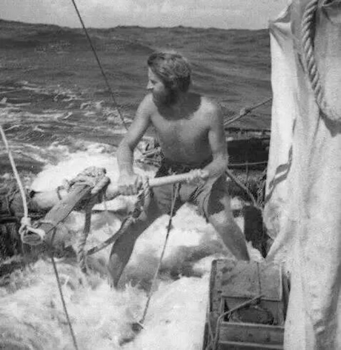 Năm 1947, nhà thám hiểm người Na Uy Thor Heyerdahl đã đặt chân lên bờ biển Polynesia thuộc Pháp.
