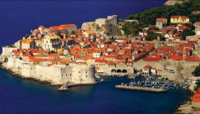 Theo trang worldcitytrail, kiến trúc ấn tượng và khung cảnh đẹp như tranh vẽ của Dubrovnik đã khiến nơi đây trở thành địa điểm quay phim lý tưởng cho bộ phim truyền hình nổi tiếng “Game of Thrones”. Ảnh: BC.