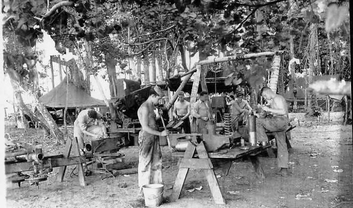 Các nhân viên đang sửa chữa vũ khí trên đảo Guadalcanal nhiều năm trước.