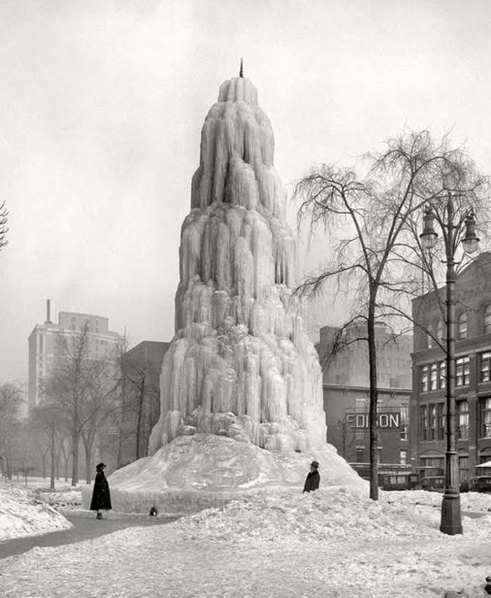Đài phun nước đóng băng ở Detroit, Mỹ, năm 1917.