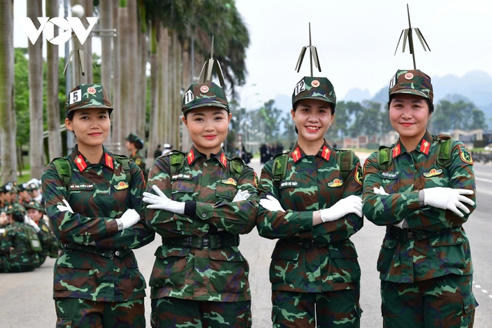 Niềm vui của các chiến sĩ khi hoàn thành buổi hợp luyện đầu tiên trong quá trình chuẩn bị cho lễ Kỷ niệm 80 năm Cách mạng tháng Tám và Quốc khánh 2/9.