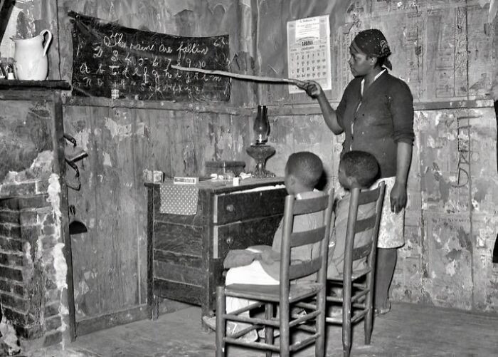 Một người mẹ làm nghề nông dạy học cho con tại nhà ở Transylvania, Louisiana, Mỹ, năm 1937.