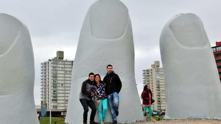 Punta del Este là một trong những điểm thu hút khách du lịch phổ biến ở Uruguay. Tác phẩm điêu khắc "bàn tay khổng lồ" nổi tiếng nằm ở Punta del Este. Ảnh: NC.