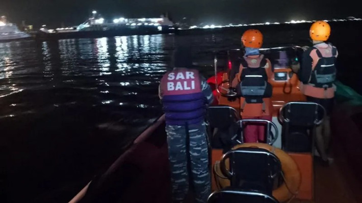 Bất chấp nỗ lực ứng phó, chiếc phà vẫn bị lật úp và trôi về phía nam vào lúc 0h22 sáng 3/7. Ảnh: BBC.