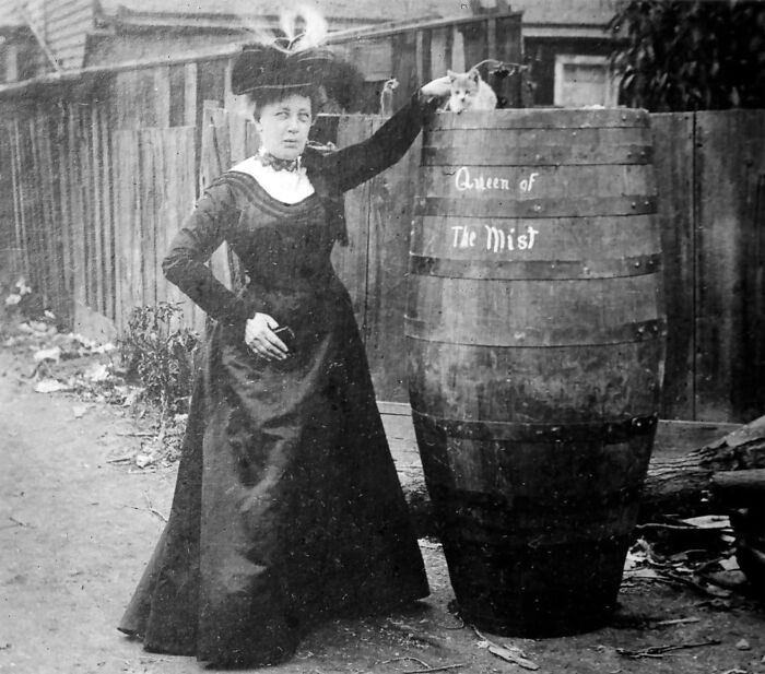 Annie Edson Taylor tạo dáng cùng chú mèo và chiếc thùng mà bà đã dùng để vượt qua Thác Niagara thành công vào năm 1901.
