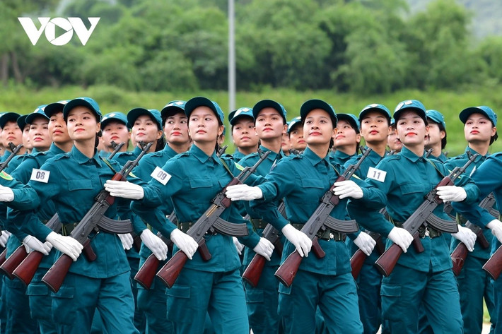 Khối nữ dân quân tham gia hợp luyện.