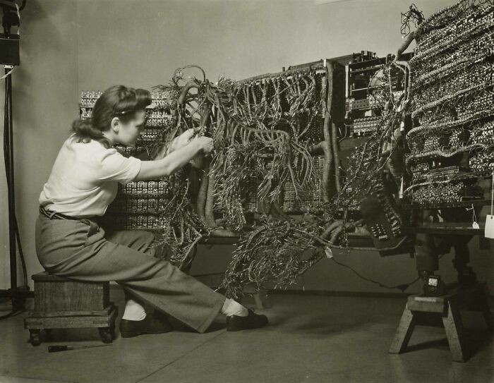 Đấu dây cho một trong những máy tính IBM đầu tiên vào năm 1958.
