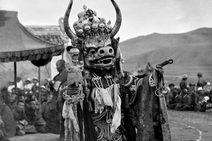 Điệu múa mặt nạ Tsam ở Mông Cổ năm 1925.