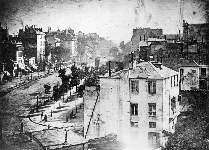 Bức ảnh đầu tiên về con người được chụp ở Paris là bức ảnh "Boulevard du Temple" được chụp vào năm 1838.
