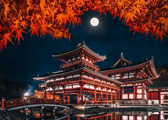 Kyoto, Nhật Bản, trong đêm trăng sáng. Kyoto được coi là "thủ đô văn hóa của Nhật Bản".