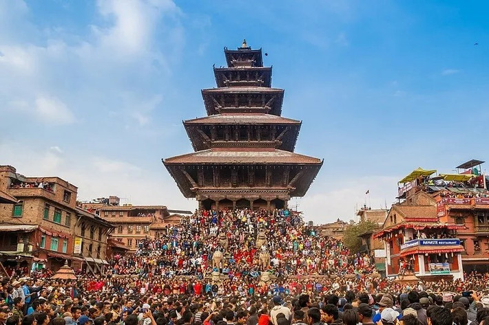 Nepal tổ chức nhiều lễ hội sôi động và đầy màu sắc quanh năm, thể hiện sự đa dạng văn hóa. Trong đó, Dashain là lễ hội lớn nhất và quan trọng nhất ở Nepal. Ảnh: tusktravel.