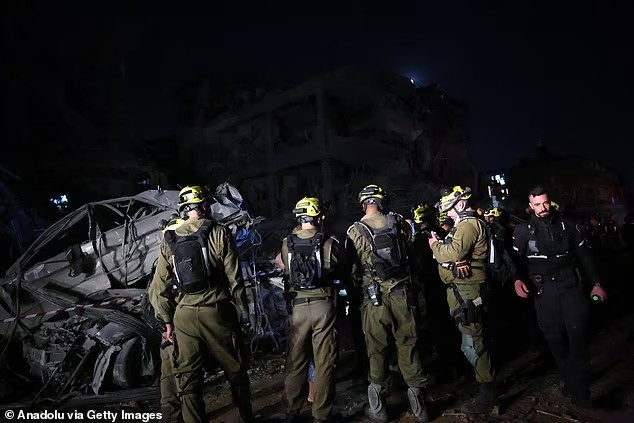 Quân đội Israel sơ tán cư dân khỏi các tòa nhà bị phá hủy trong cuộc tấn công trả đũa của Iran. Ảnh: Anadolu.