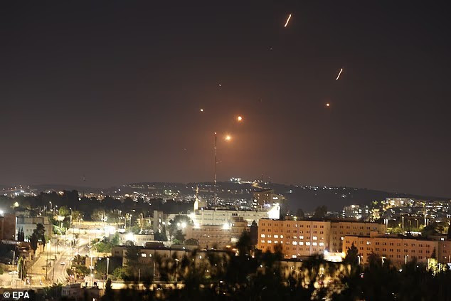 Iran phóng hàng loạt tên lửa vào Israel hôm 13/6 để đáp trả đòn tập kích dữ dội của Tel Aviv trước đó. Lãnh tụ tối cao Iran Ayatollah Ali Khamenei đã viết trên mạng X rằng: "Israel sẽ không tránh khỏi hậu quả từ tội ác của họ". Ảnh: EPA.