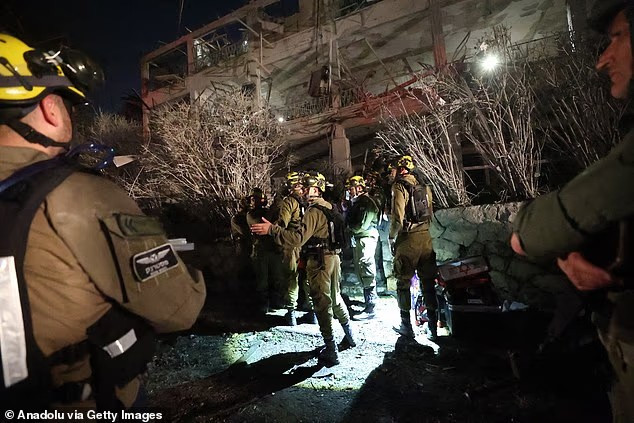 Hình ảnh phát trên truyền hình Israel cho thấy lực lượng cứu hỏa và quân đội tại những khu vực bị ảnh hưởng. Ảnh: Anadolu.