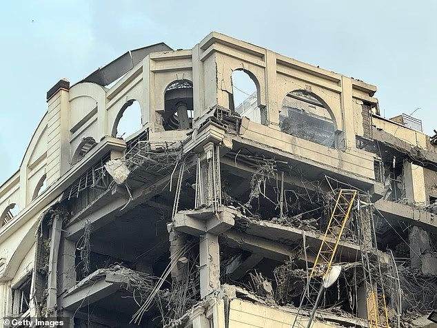Trong khi đó, Đại sứ Iran tại Liên Hợp Quốc cho biết 78 người đã thiệt mạng và hơn 320 người bị thương trong các cuộc tấn công của Israel vào Iran hôm 13/6. Ảnh: Một tòa nhà bị phá hủy tại Tehran, Iran. Ảnh: Getty.