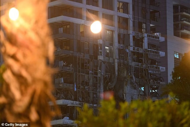 Khoảng 21 giờ tối 13/6, còi báo động vang lên khắp Tel Aviv, điện thoại đồng loạt phát cảnh báo khẩn cấp. Hệ thống phòng thủ của Israel đánh chặn phần lớn số tên lửa từ Iran, nhưng vẫn có tên lửa "lọt lưới", đánh trúng mục tiêu khiến nhiều tòa nhà bị hư hại. Ảnh: Tòa nhà Da Vinci bị hư hại tại Tel Aviv, Israel, ngày 13/6. Ảnh: Getty.