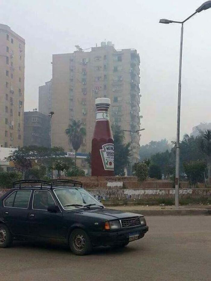 Chai tương cà Heinz "khủng" ở Ai Cập.