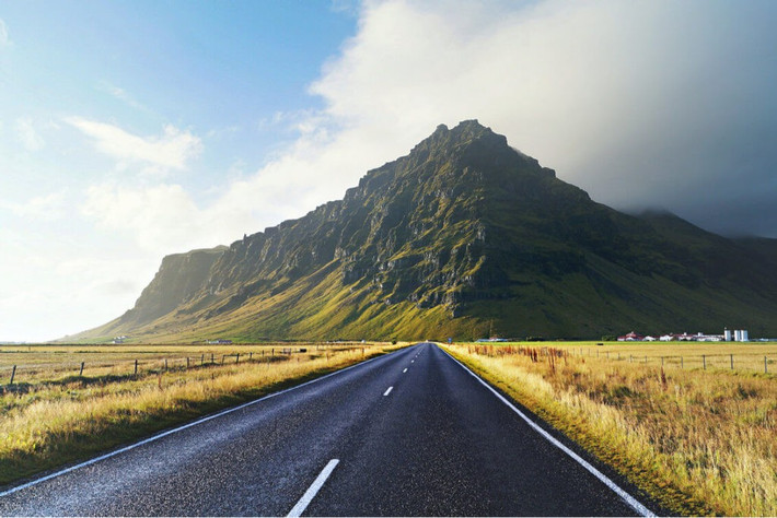 Đường vành đai Iceland là một tuyến đường cao tốc dài khoảng 1.332 km, bao quanh toàn bộ hòn đảo, kết nối hầu hết các khu vực có người sinh sống trên khắp đất nước. Du khách sẽ được ngắm nhìn cảnh quan tuyệt đẹp với những ngọn núi lửa, sông băng hay thác nước hùng vĩ,... Ảnh: campervaniceland.