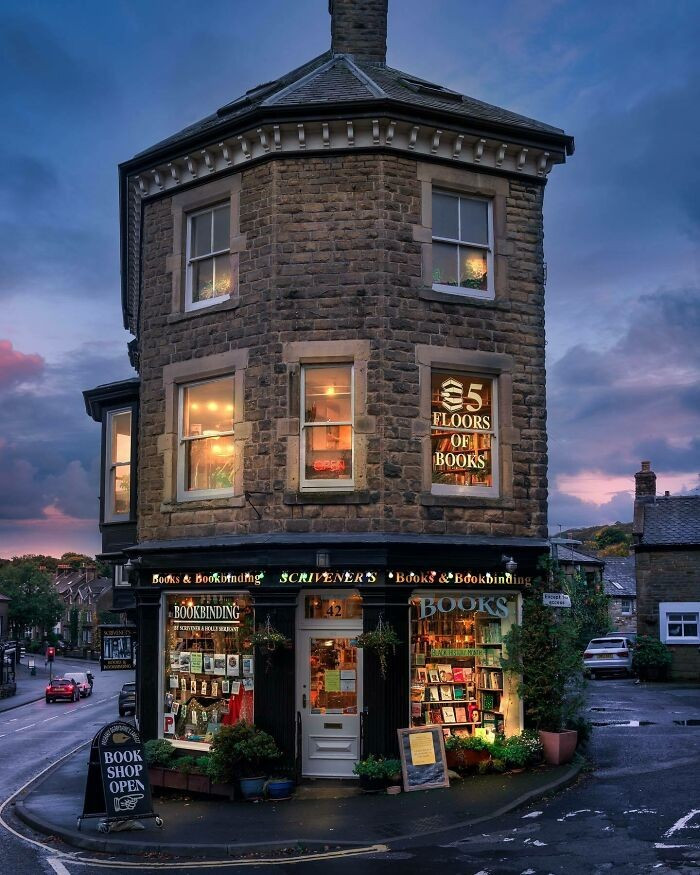Khung cảnh bên ngoài một cửa hiệu bán sách cổ ở Buxton, Derbyshire, Anh.