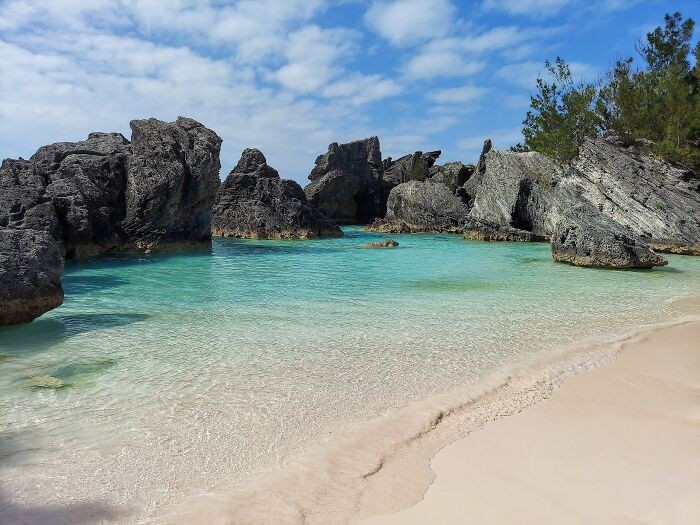 Horseshoe Bay (Vịnh Móng Ngựa) là bãi biển nổi tiếng nhất Bermuda, và thường xuyên được xếp vào danh sách những bãi biển đẹp nhất thế giới.