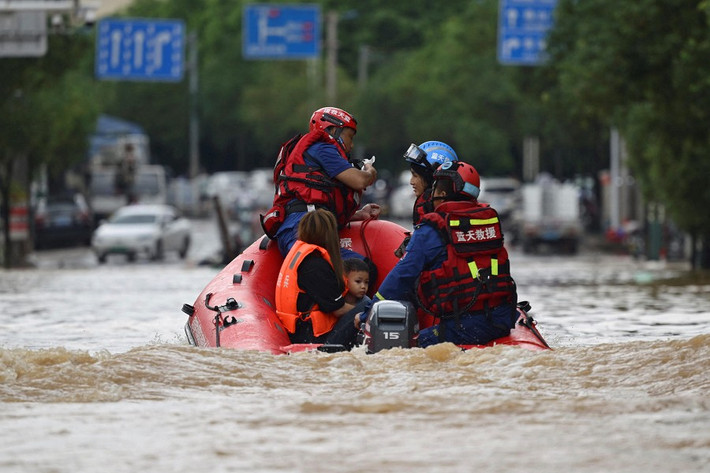 "Tính đến 11 giờ sáng 26/6, 6 người không may đã thiệt mạng", thông tin từ trụ sở kiểm soát lũ lụt địa phương cho biết. Ảnh: MK.