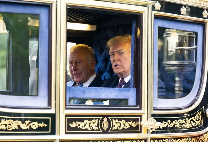 Tổng thống Mỹ cùng Vua Charles diễu hành bằng cỗ xe ngựa Irish State Coach qua khu điền trang Windsor hướng tới lâu đài Windsor. Ảnh: WireImage.