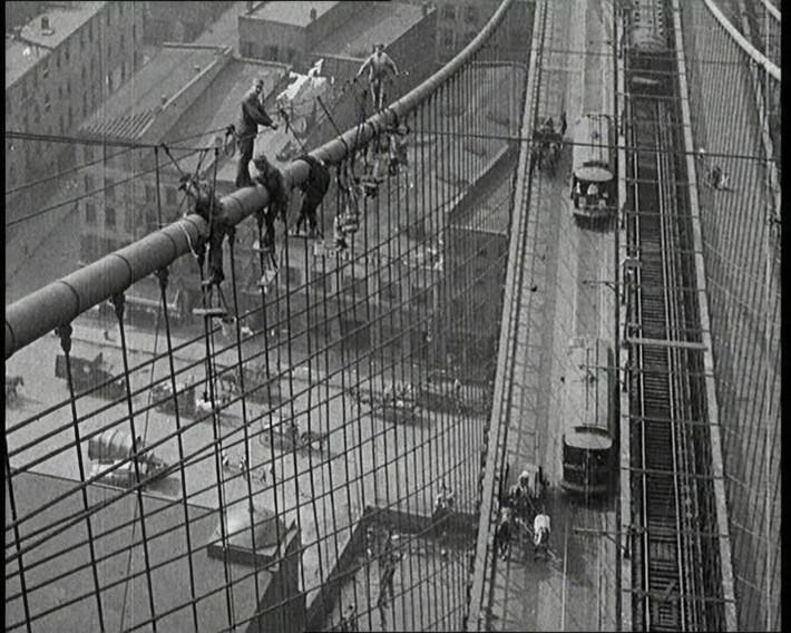 Những người đàn ông đang sơn cầu Brooklyn vào năm 1922.