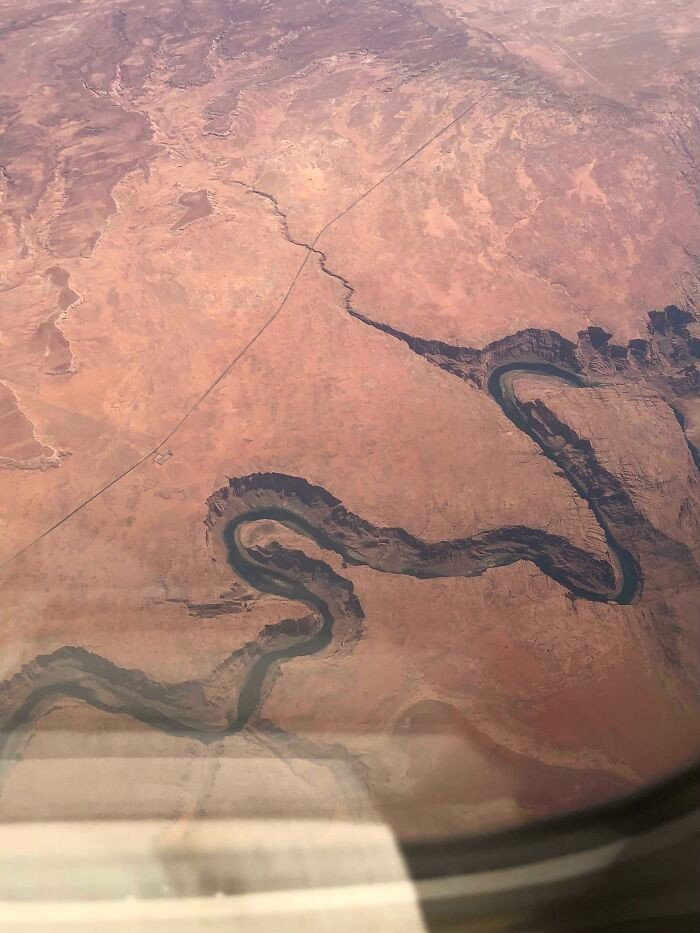 Horseshoe Bend là một địa danh nổi tiếng nằm gần thị trấn Page, bang Arizona, Mỹ. Đây là một khúc uốn cong ngoạn mục của dòng sông Colorado, tạo nên hình móng ngựa đặc trưng, từ đó có tên gọi “Horseshoe Bend” (nghĩa là “Khúc uốn móng ngựa”). Ảnh: BP.