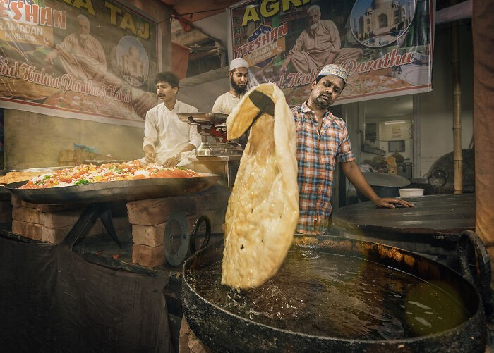 Trong những tháng lễ Ramadan, Kolkata (Ấn Độ) trở thành thiên đường của những người sành ăn. Những chiếc bánh parantha khổng lồ được chuẩn bị cho bữa iftar.