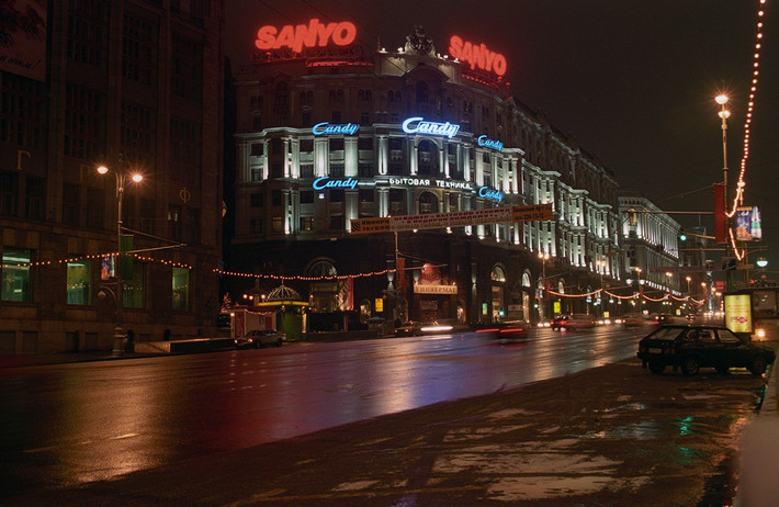 Cảnh đêm muộn trên phố Tverskaya.
